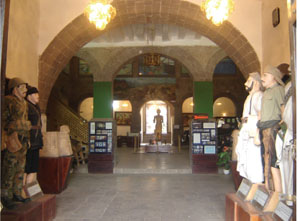 Two lines of statues depicting soldiers throughout the ages welcome museum visitors.