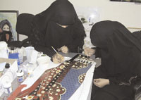 Painters illustrate Yemeni culture on glass.