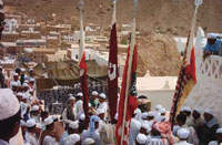 Visitors start their journey with a rally, marching on foot to the entrances of the tombs of the dead righteous. (Photo: almotamar.net)