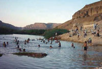 Visitors compete to drink water from the river out of their Sheikhs hand, as a symbol of drinking from Al-Kawthar on the Day of Judgment. (Photo: almotamar.net)