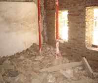 At midnight on May 15, 2002, nine historical homes beside the Grand Mosque collapsed, forcing occupants to leave. The historic homes in the old city of Sanaa date back 600 to 700 years.