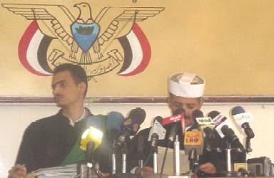 The Judge announcing the verdict of capital punishment for two defendants and imprisonment for the rest. YT photo by Mohamed Al-Qadhi