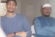 From right to left defendants Murakab and al-Sirori listening to the verdict read out by the judge. YT photo by Mohamed Al-Qadhi